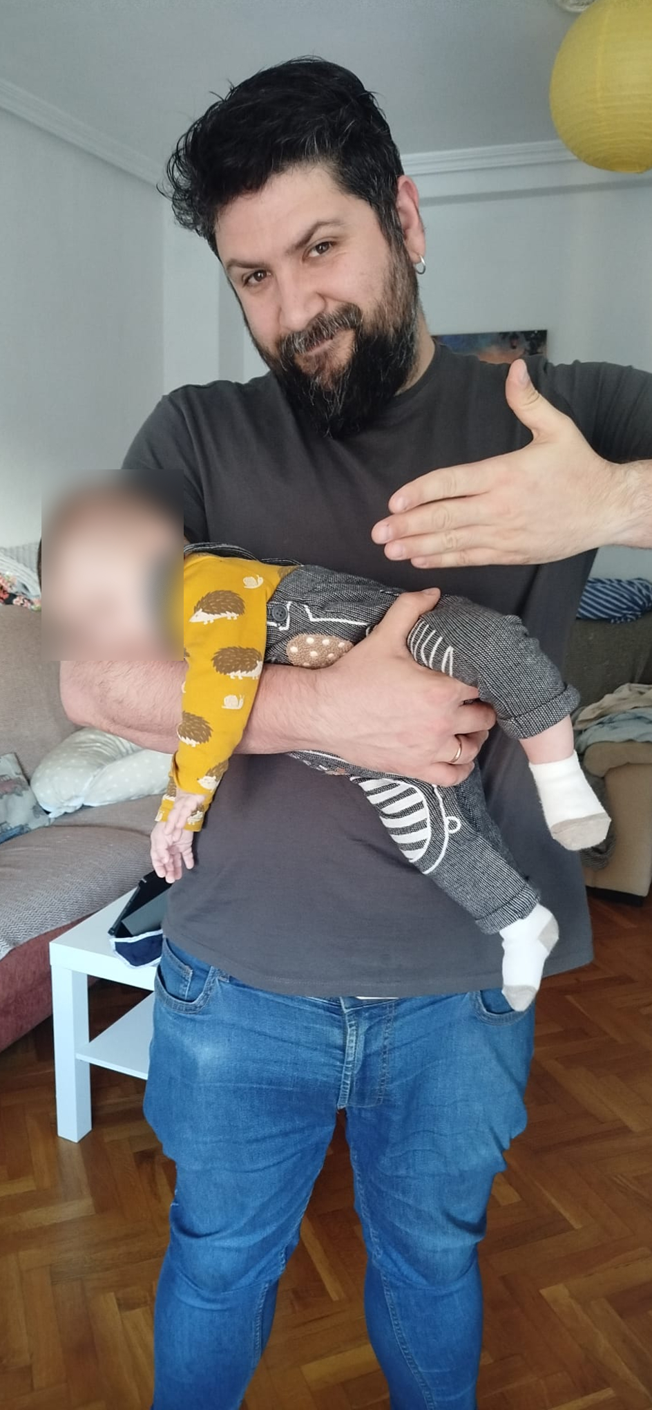 Carlos con el bebé en casa
