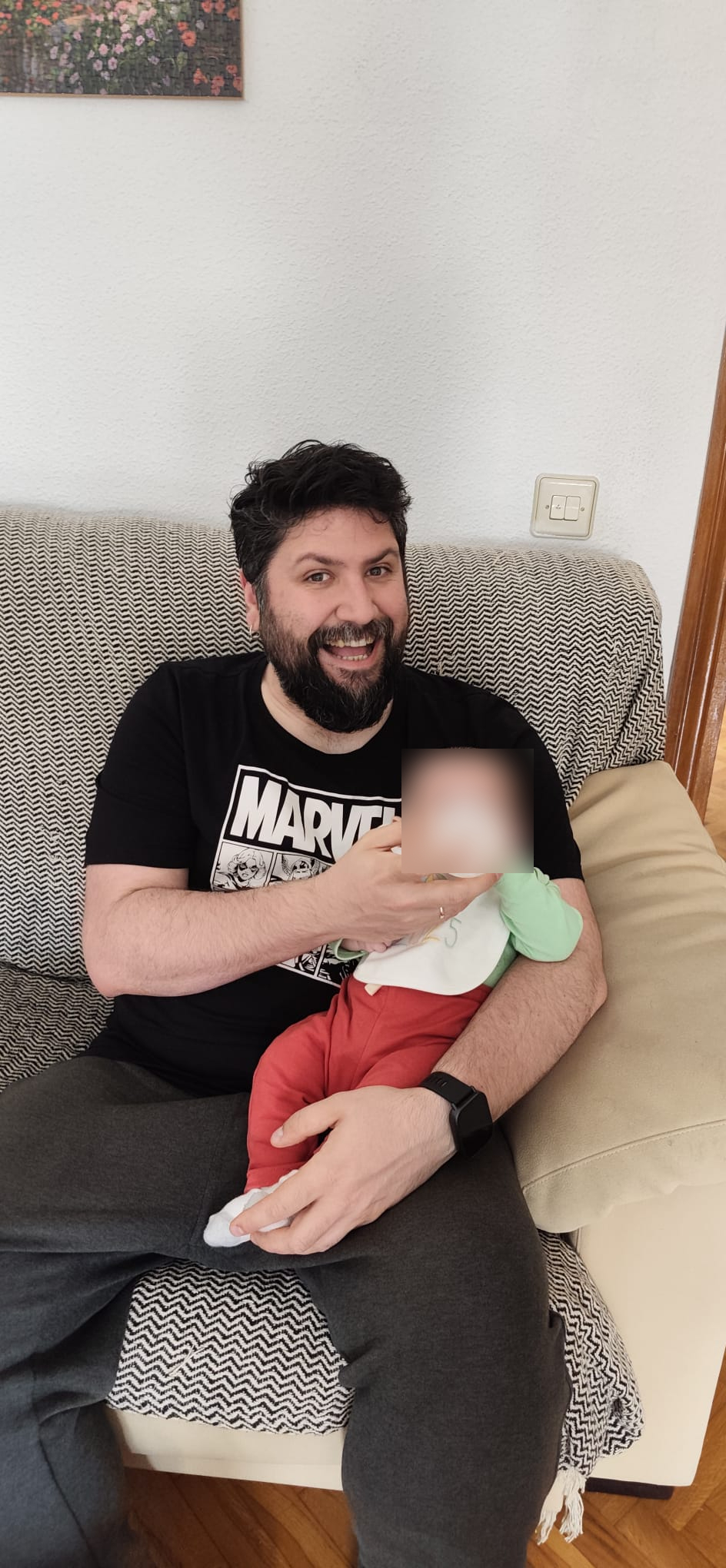 Carlos dando el biberón