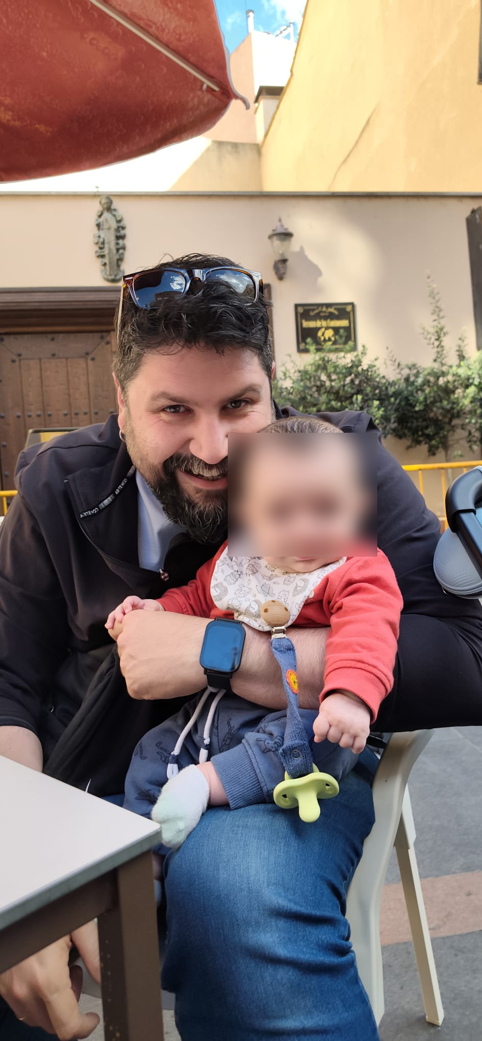 Carlos con el bebé en la terraza